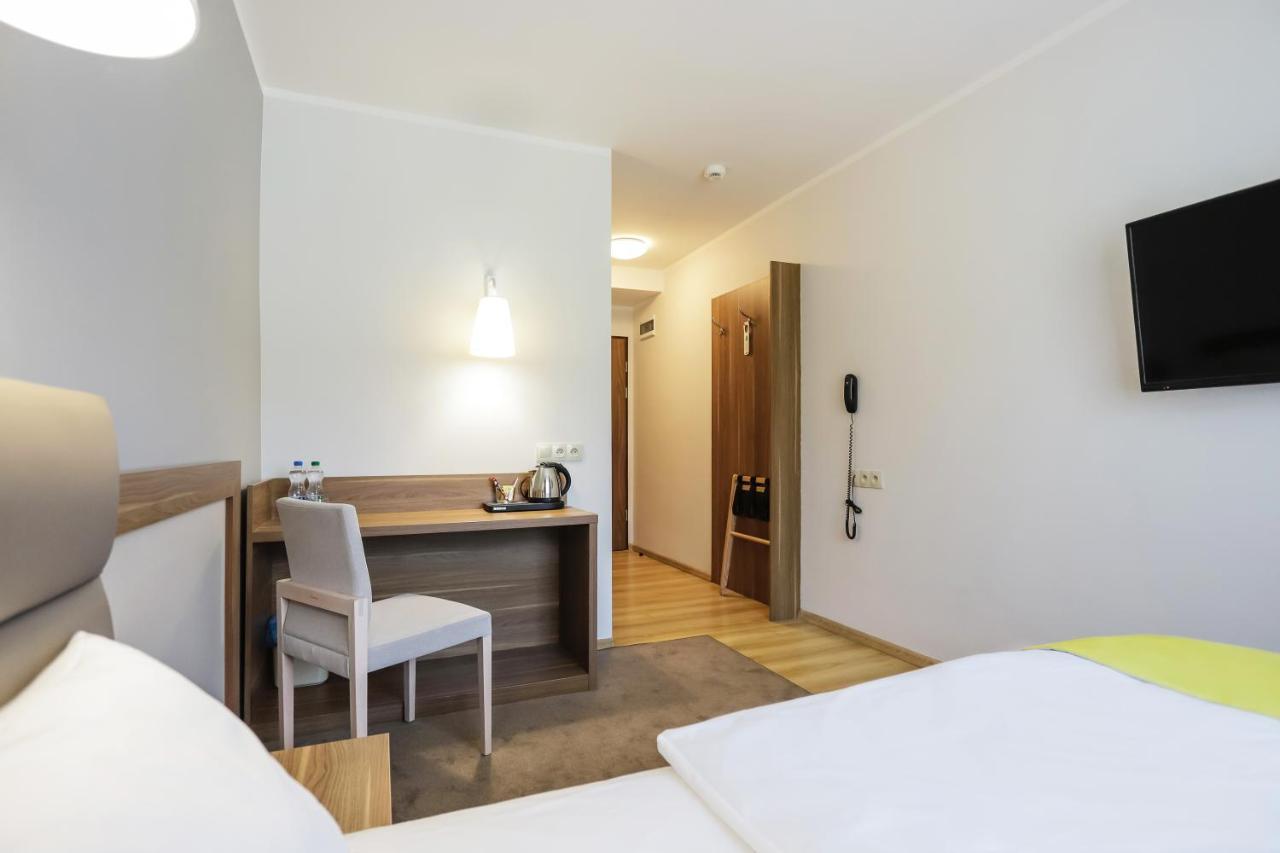 Poznan West Hotel - Airport Buitenkant foto