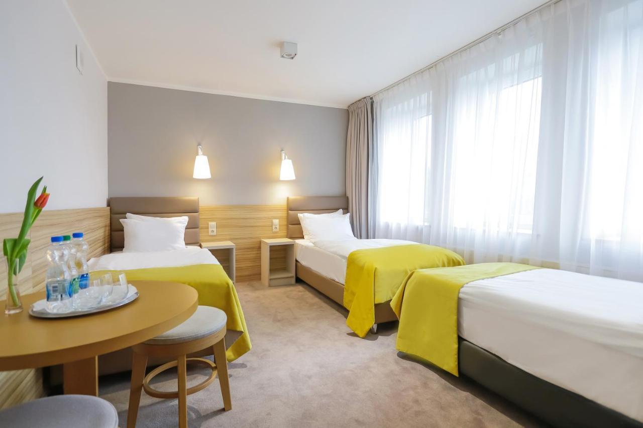 Poznan West Hotel - Airport Buitenkant foto