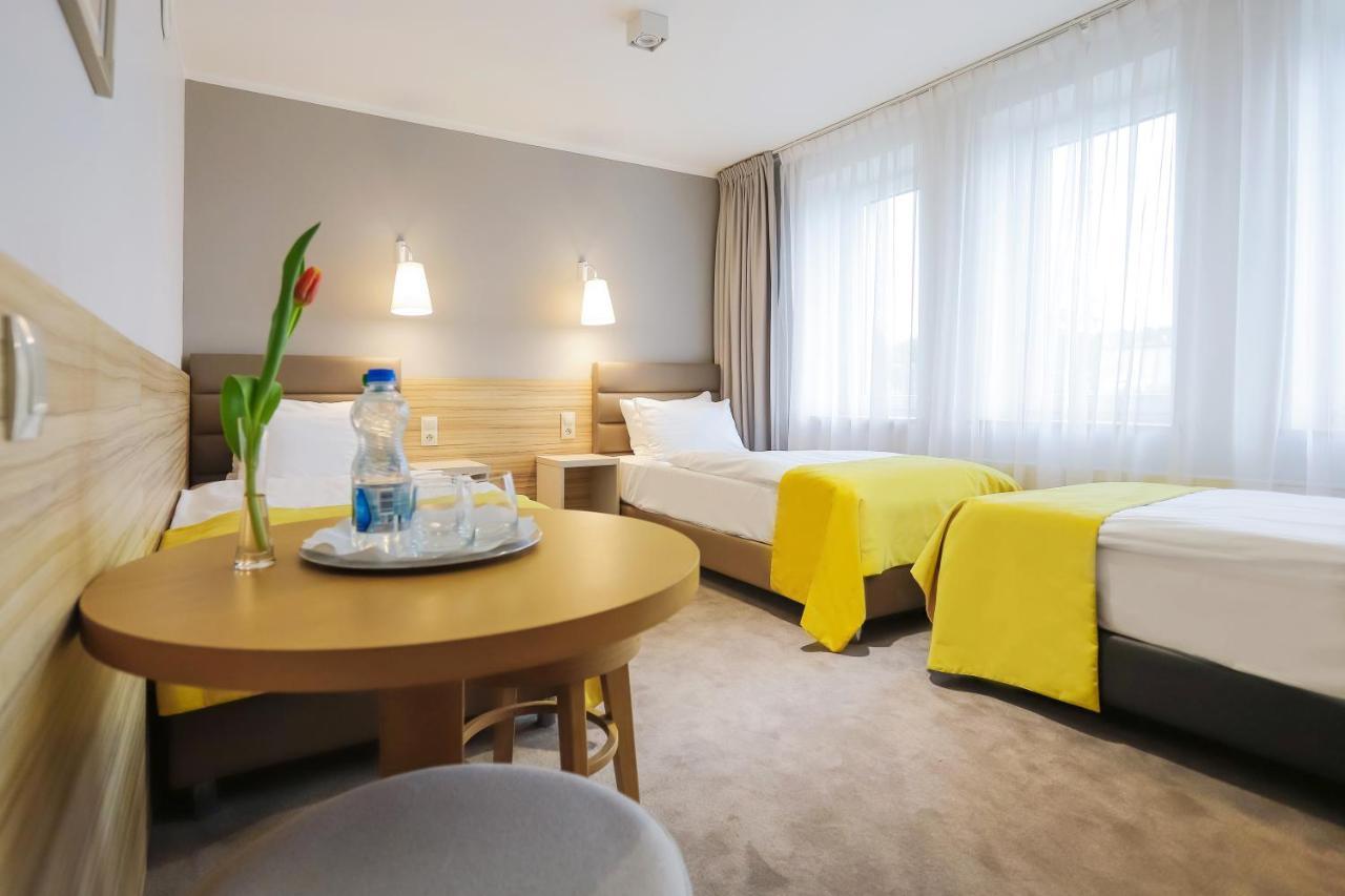 Poznan West Hotel - Airport Buitenkant foto