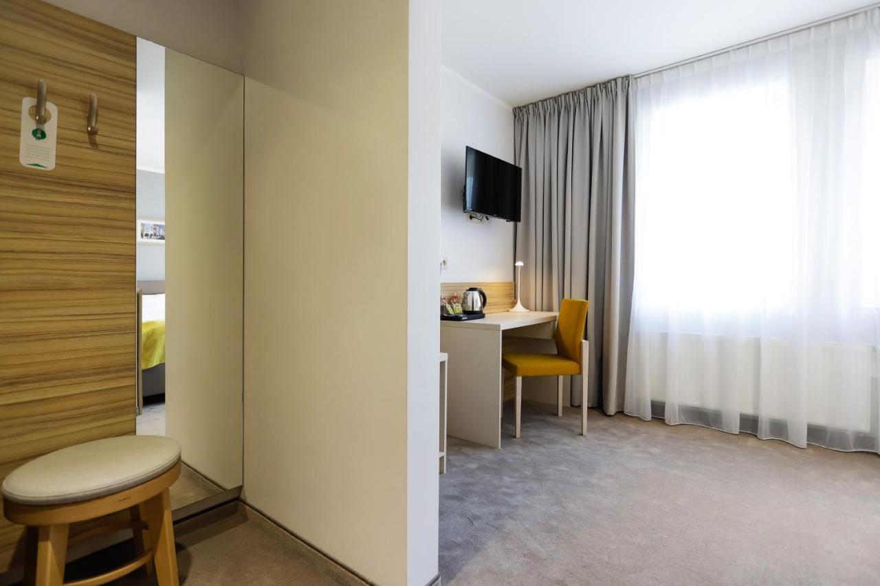 Poznan West Hotel - Airport Buitenkant foto