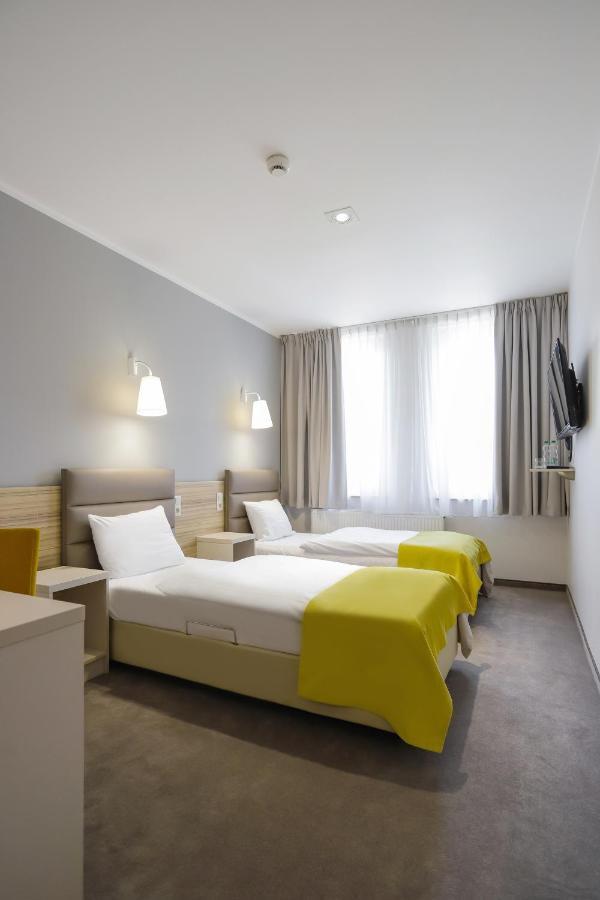 Poznan West Hotel - Airport Buitenkant foto