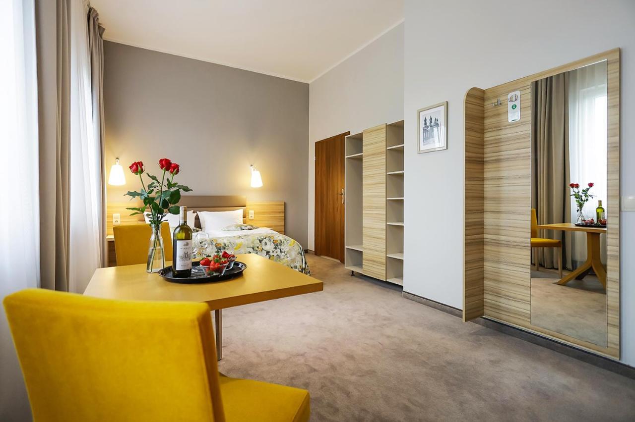 Poznan West Hotel - Airport Buitenkant foto