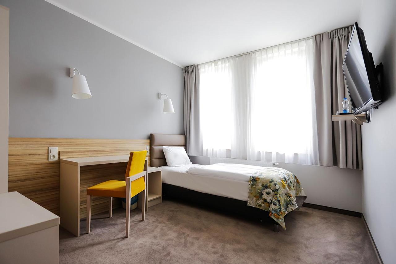 Poznan West Hotel - Airport Buitenkant foto