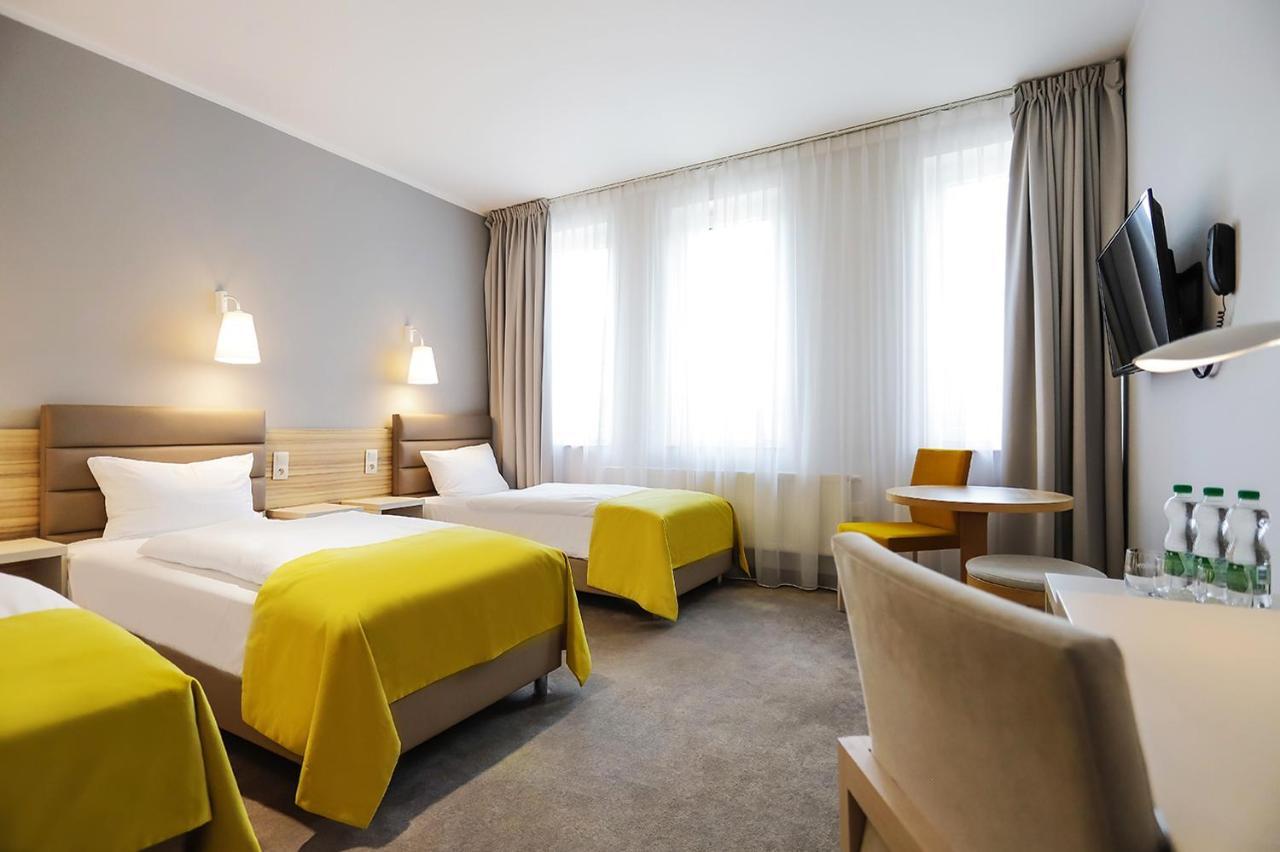 Poznan West Hotel - Airport Buitenkant foto