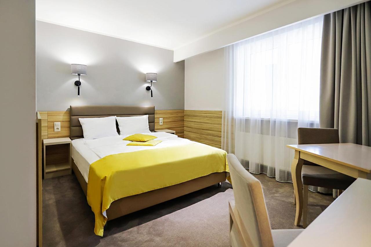 Poznan West Hotel - Airport Buitenkant foto