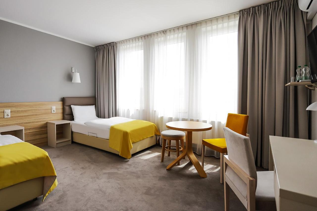 Poznan West Hotel - Airport Buitenkant foto