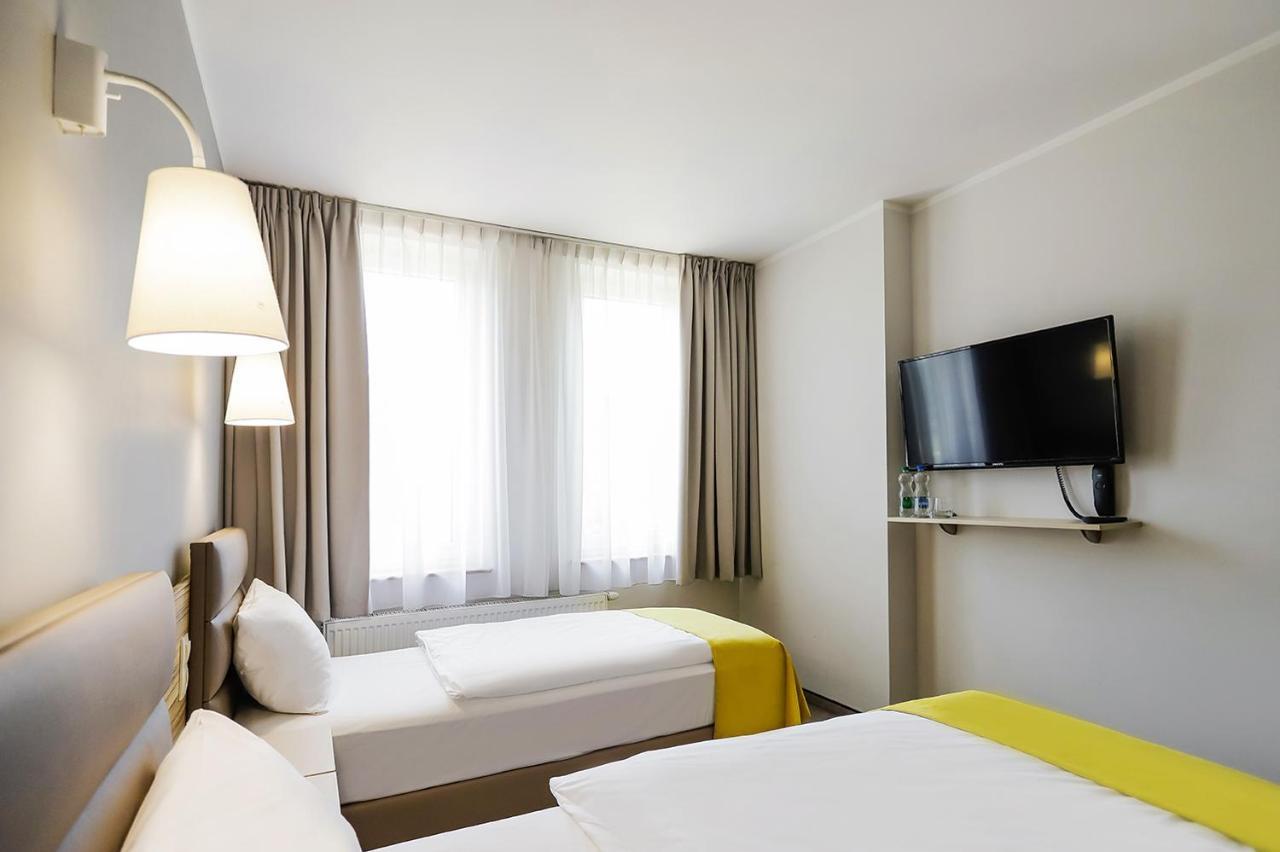 Poznan West Hotel - Airport Buitenkant foto