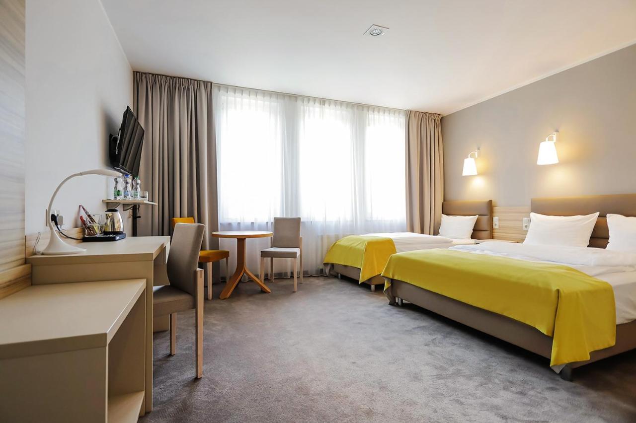 Poznan West Hotel - Airport Buitenkant foto