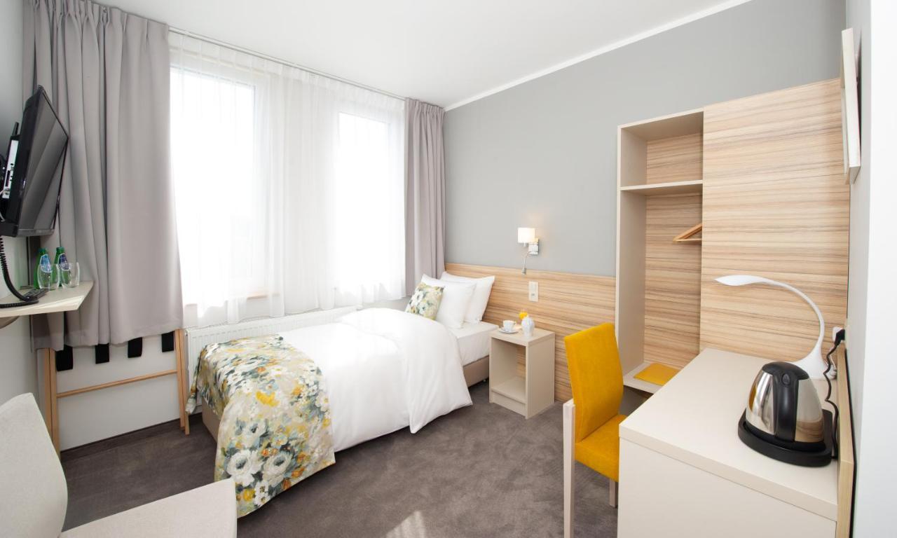 Poznan West Hotel - Airport Buitenkant foto