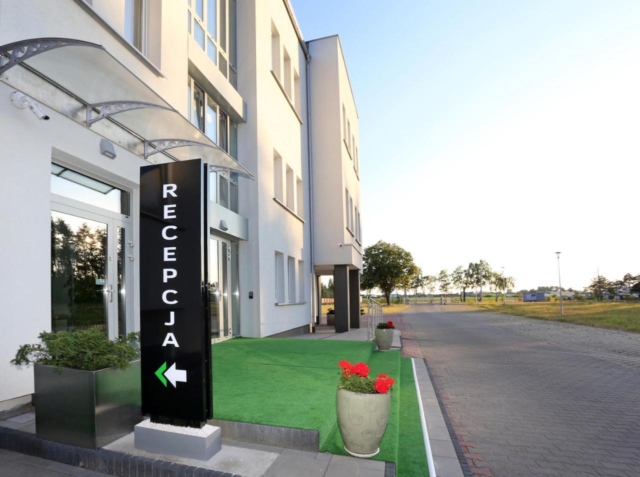Poznan West Hotel - Airport Buitenkant foto